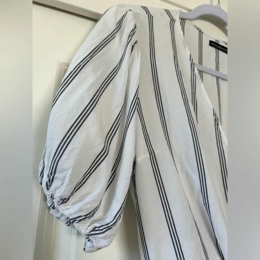 Abercrombie & Fitch White and Gray Puff Sleeve Wrap Blouse